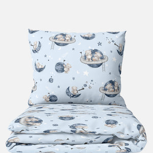 For space-loving kids, the Teddy Space Adventure baby bedding set features a bear on an adventure, fluffy clouds, and a telescope. Made of pure cotton for ultimate comfort.