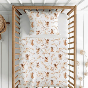 the Little Fairy Bedding Set for your little girl! This charming set comes in two sizes: cot and toddler cot bed. The design features natural tones that will make your baby's room feel cozy and inviting.