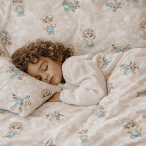 Flying Safari – Lion the Cute Pilot is a beautifully soft baby cot and toddler bedding set featuring adorable lion cub pilots and vintage planes in soothing natural tones. Made from breathable cotton for peaceful, comfortable sleep.