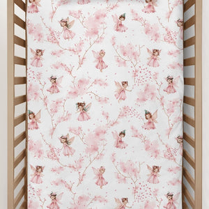 Introducing the Pink Little Fairy Fitted sheets for your baby girl's cot or cot bed Made of pure cotton, it will bring a touch of magic to her baby pink nursery, with enchanting fairies and blooming flowers!