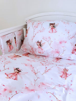 Baby Girl’s Fairy-Themed Cot Bedding Set – Includes a duvet cover, pillowcase, and padded cot wraps in a delicate pink fairy design