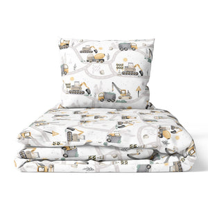 Single bed cotton bedding set featuring trucks, diggers, and construction vehicles in natural tones, perfect for a boy’s room or nursery. Includes a duvet cover with a zip closure and a pillowcase with an envelope closure.