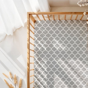 fitted sheet, featuring a Grey Quatrefoil pattern, is a perfect fit for your baby’s cot, cot bed, SnuzPod, or Maxi Cosi, making it a cozy and practical choice for your little one’s nursery.