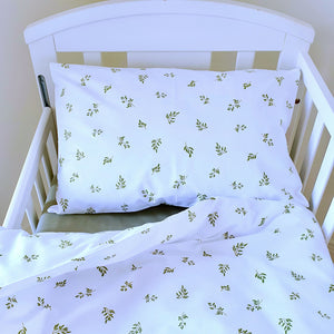 Introducing our Green Delicate Leaves Baby / Toddler Bedding Set! It's designed to transform your little one's nursery into a tropical safari paradise. Made from pure cotton, it ensures comfort and coziness.
GREEN LEAVES DESING ON BOTH SIDES