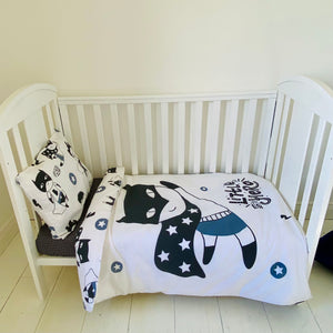Little Hero design for baby boy. Cute monochrome design with Little Hero on one side and smaller print on reverse. The Cot Baby Duvet Set includes: 1 duvet cover 90 x 120 cm (safety zipper without puller) 1 pillowcase 40 x 60 cm (with zipper without puller)