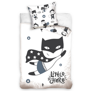 Little Hero design for baby boy. Cute monochrome design with Little Hero on one side and smaller print on reverse. The Cot Baby Duvet Set includes: 1 duvet cover 90 x 120 cm (safety zipper without puller) 1 pillowcase 40 x 60 cm (with zipper without puller)