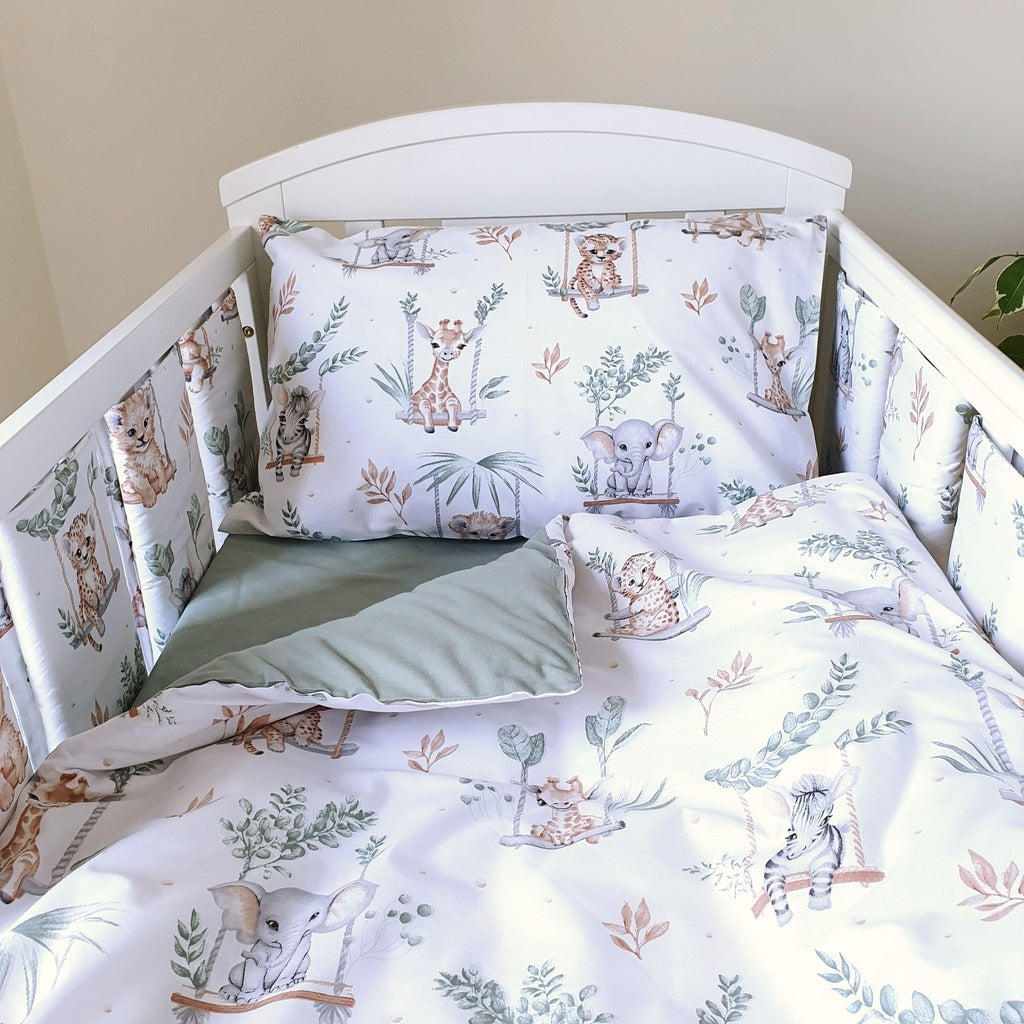 Cot bed wraps
Padded cot wraps
Baby bedding set
Sage green bedding
Safari animal bedding
Jungle animal bedding jungle animal designs featuring giraffes, zebras, and lions. Includes six padded cot bed wraps (30 cm high) for extra protection, made from soft, breathable 100% cotton, designed to fit cot or cot bed slats. Reversible design with calming sage green and Oeko-Tex certified fabrics for safety and comfort.