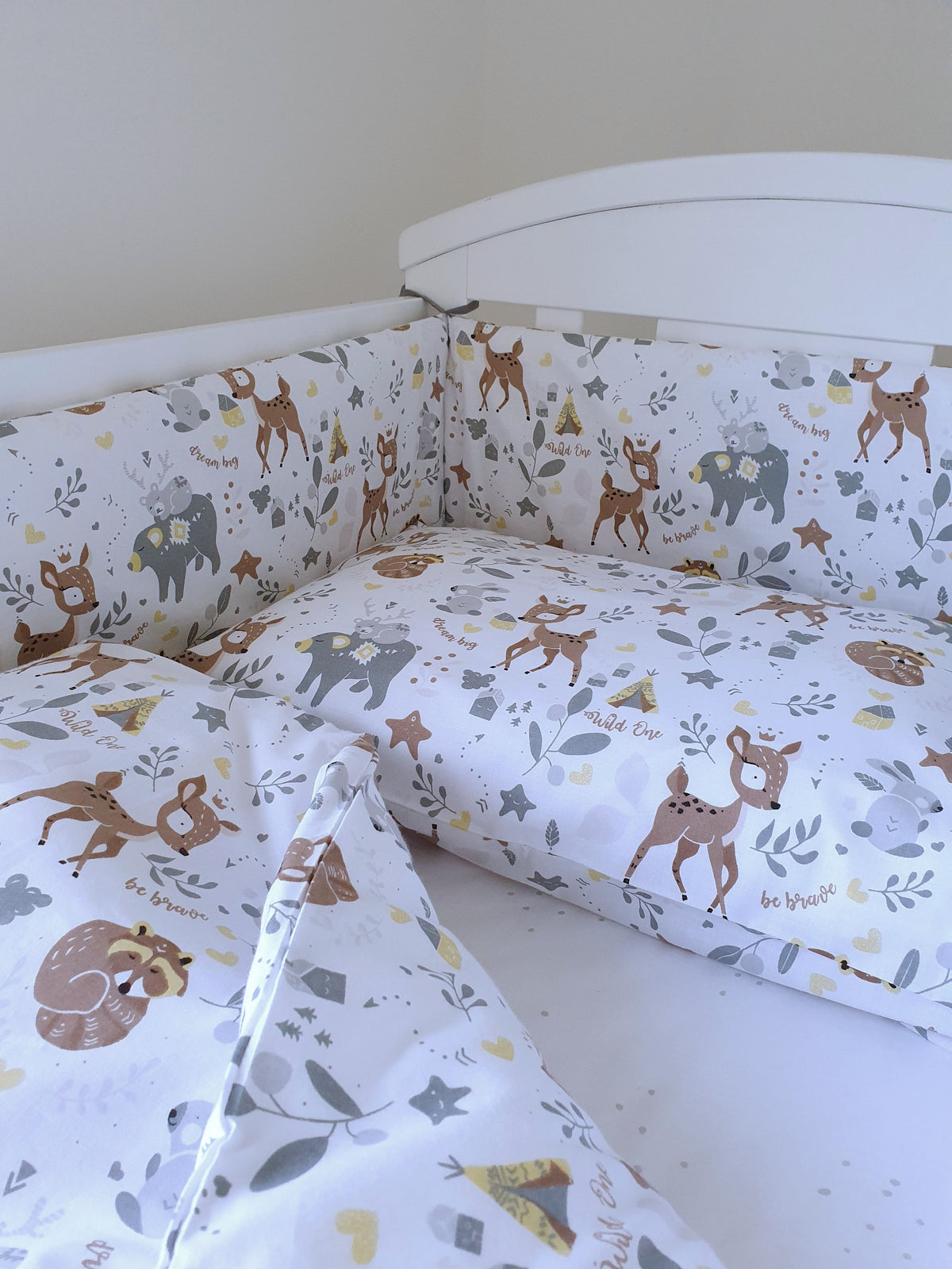 Wild One,&quot; and &quot;Dream Big.&quot; In natural hues and crafted from pure cotton, this set is perfect for both boys and girls in a standard cot size (60 x 120 cm). Get ready for a one-of-a-kind nursery experience!