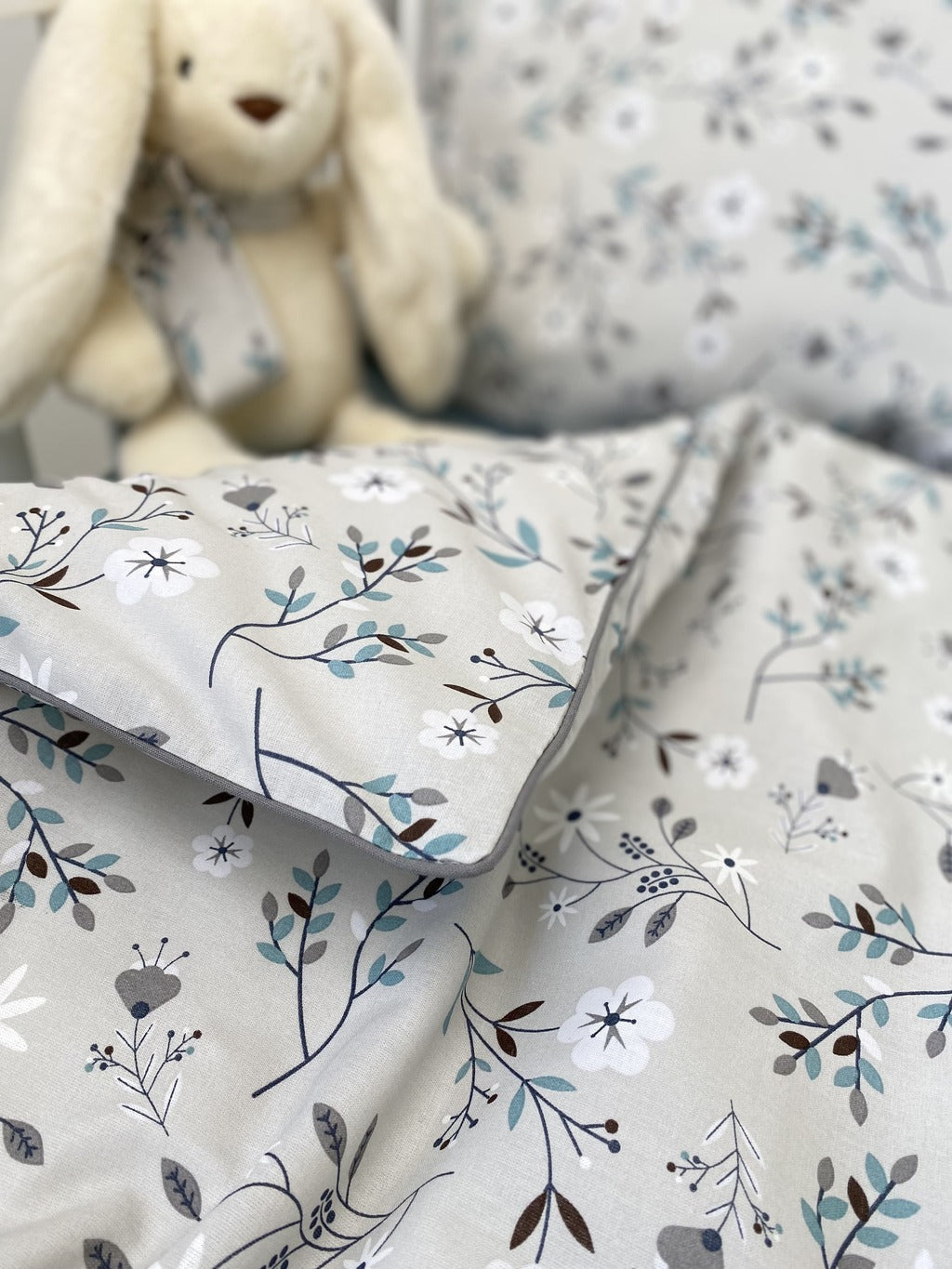  Baby Girl Cot Bedding Set – 100% Cotton – Sage Green &amp; White Floral on Light Beige-Grey – Cot &amp; Cot Bed Sizes