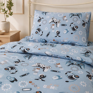 Boys’ gamer single bedding set with colourful controllers and consoles on a standard UK single bed.
Fabricco UK