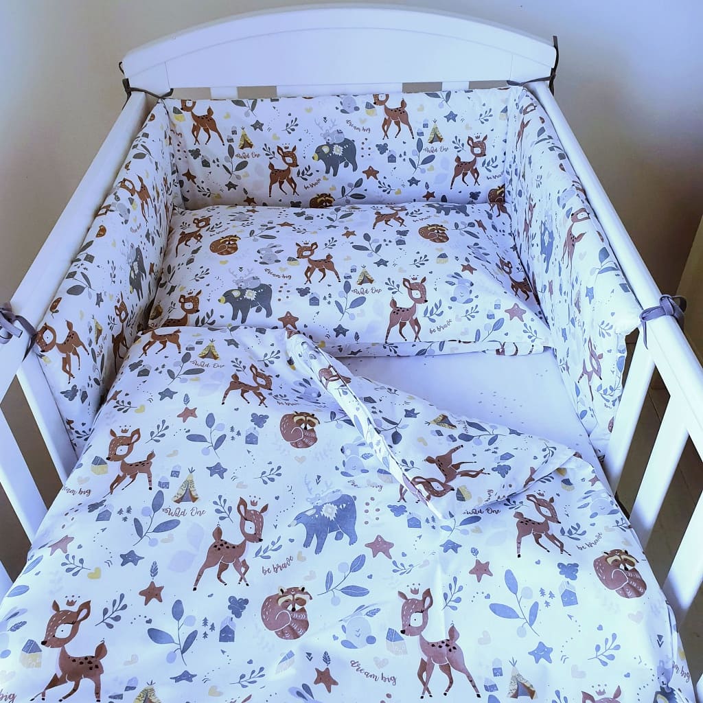  wild adventure with our charming forest animal bedding set, complete with sweet phrases such as &quot;Be Brave,&quot; &quot;Wild One,&quot; and &quot;Dream Big.&quot; Made from pure cotton in natural tones, this set is suitable for standard cot sizes (60 x 120 cm) for boys and girls. Prepare for a unique nursery experience!