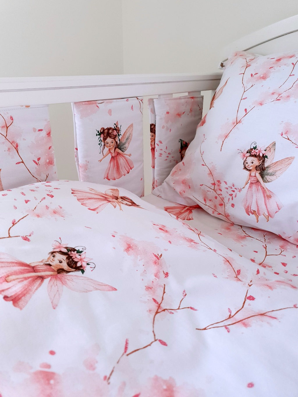 Fairy-Themed Baby Bedding Set with Cot Wraps – A soft and safe nursery bedding set with padded cot wraps, made from Oeko-Tex certified cotton