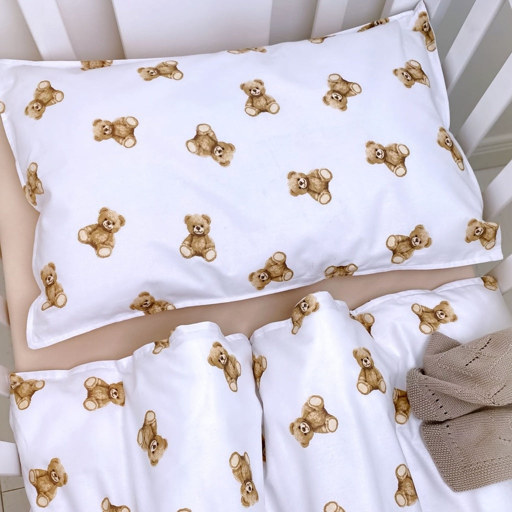  Baby bedding set with a brown teddy bear design on a white background. Soft, breathable 100% cotton, perfect for a cosy nursery.