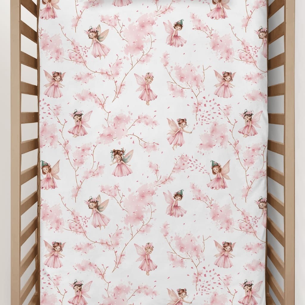 Introducing the Pink Little Fairy Fitted sheets for your baby girl&#39;s cot or cot bed Made of pure cotton, it will bring a touch of magic to her baby pink nursery, with enchanting fairies and blooming flowers!