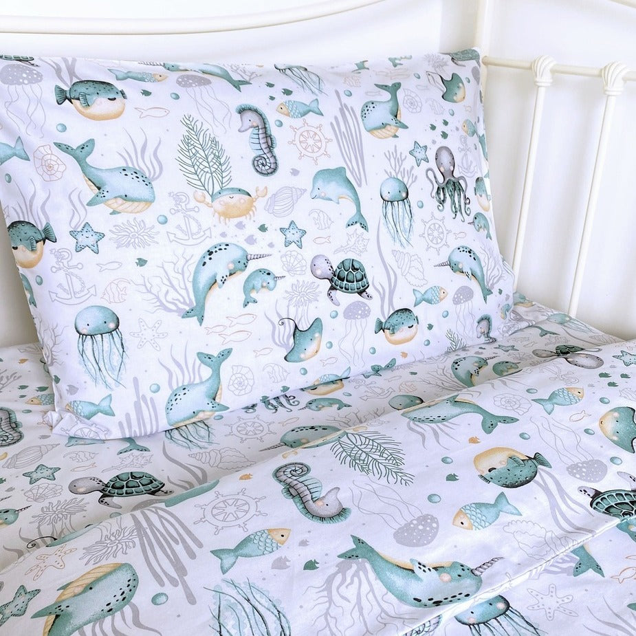 3-Piece Set Includes:

1 x Single Duvet Cover (135 cm x 200 cm) with zipper closure

1 x Pillowcase (50 cm x 75 cm) with envelope-style opening

1 x Fitted Sheet (90 cm x 190 cm x 25 cm) in matching sea life pattern