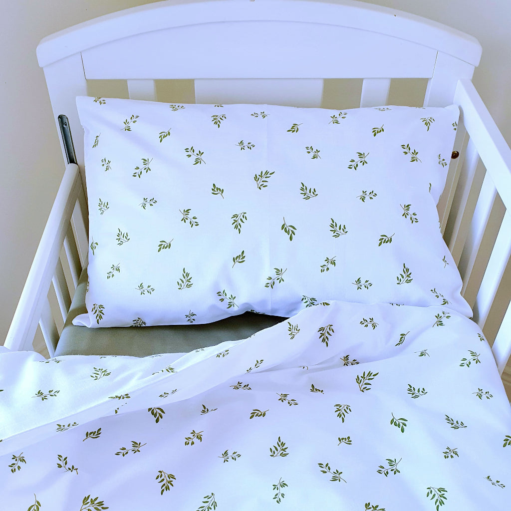 Introducing our Green Delicate Leaves Baby / Toddler Bedding Set! It&#39;s designed to transform your little one&#39;s nursery into a tropical safari paradise. Made from pure cotton, it ensures comfort and coziness. 

GREEN LEAVES   DESING ON BOTH SIDES  